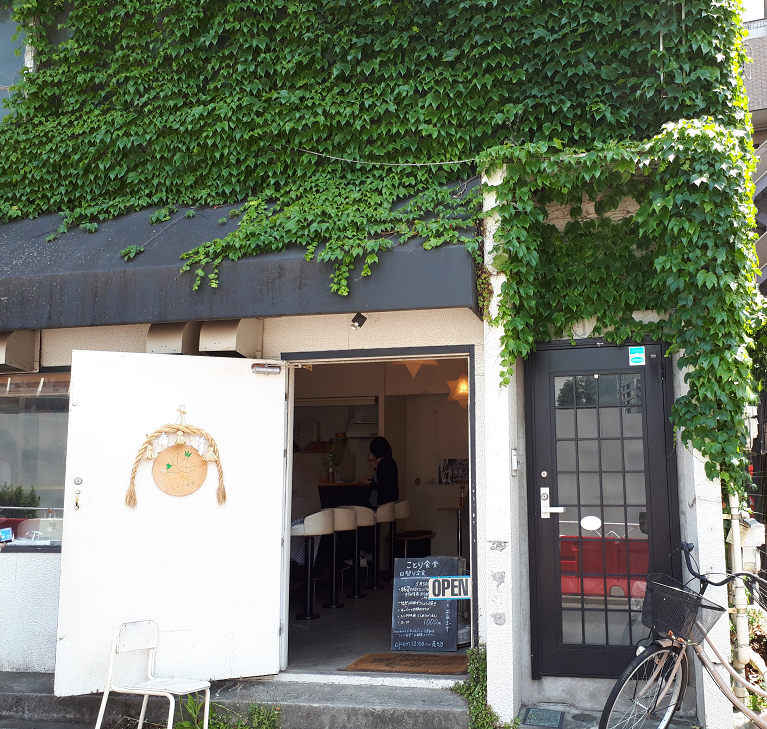 食堂の外観写真