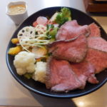 【外苑前】お肉ちゃん（おにくちゃん）で平日ランチ！たっぷりサラダと柔らかローストビーフに舌鼓！あったかいコーン茶にほっこりした昼下がり。