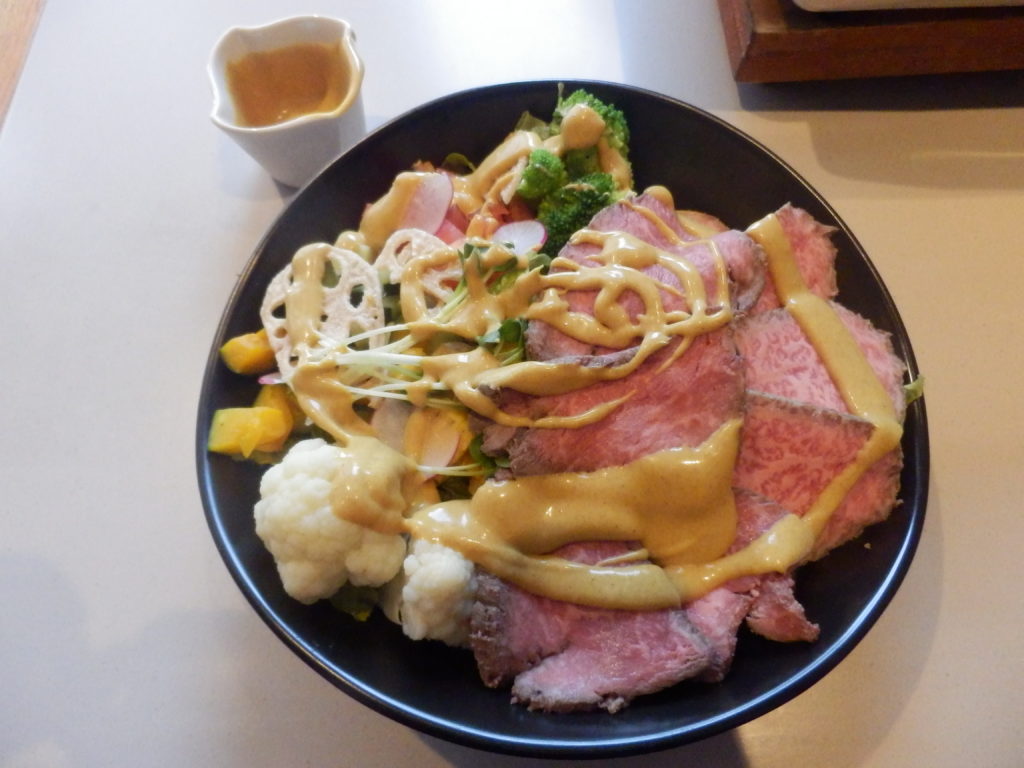 ローストビーフ丼　カレーソースあえ